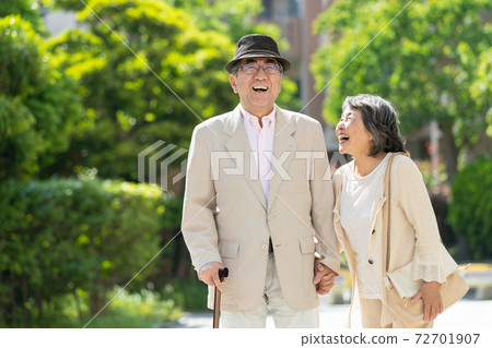 享受旅行的年長夫婦 享受旅行的年長夫婦 72701907