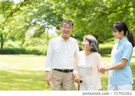 走在公園和關心給的資深夫婦 72702262