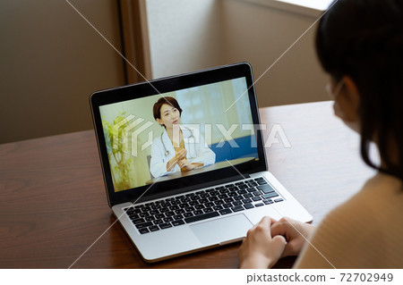 Doctors and patient women seeing online 72702949