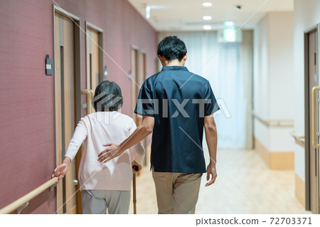 做步行訓練的高級女性和男性保姆 72703371