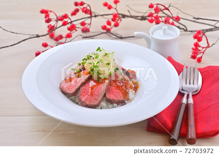 配以烤牛肉碗（國產大腿手工烤牛肉），水煮洋蔥和醬汁。 72703972