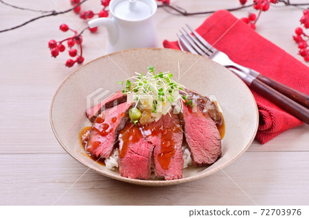 Serve with roast beef bowl (handmade roast beef of domestic beef thigh), boiled onion and sauce. 72703976