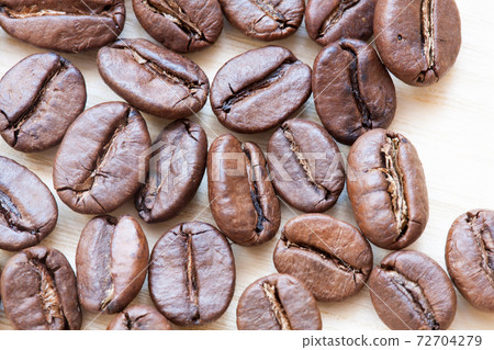 coffee beans on white wooden background 72704279