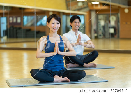 做瑜伽的中年婦女在體育俱樂部 72704541