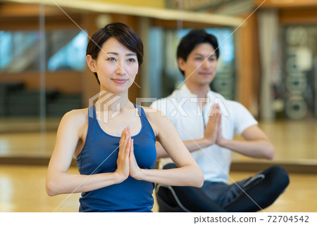 做瑜伽的中年婦女在體育俱樂部 做瑜伽的中年婦女在體育俱樂部 72704542