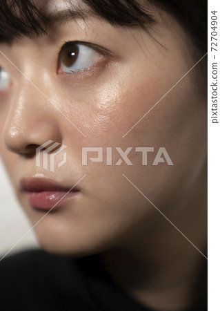 Pretty female portrait 72704904