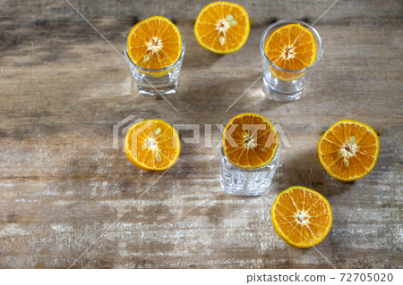 Group of oranges cut in half in glass cu Group of oranges cut in half in glass cu 72705020