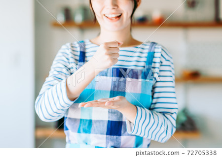 家庭主婦 72705338