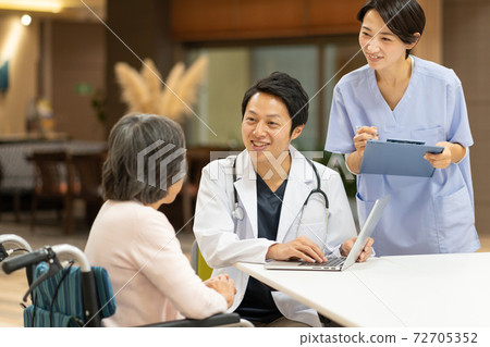 看醫生和坐在輪椅上的女高管 72705352