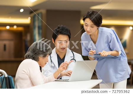 看醫生和坐在輪椅上的女高管 72705362