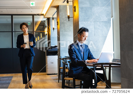 Middle businessman working in a shared office 72705624