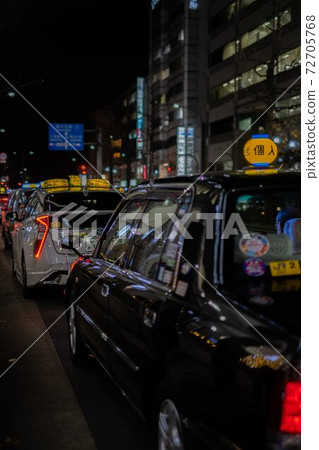 出租車在京都站附近等候顧客 出租車在京都站附近等候顧客 72705768