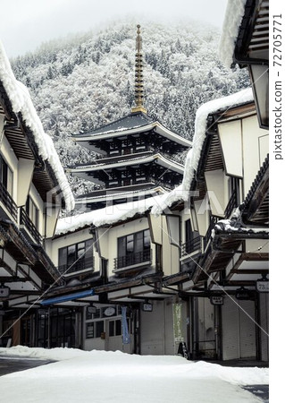 Five-storied pagoda of Seidaiji Temple in Fukui Prefecture covered with snow 72705771