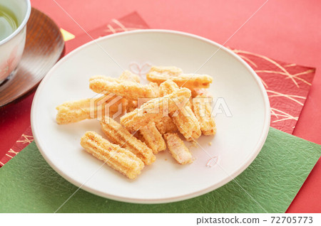 Fried rice crackers with shrimp flavor 72705773