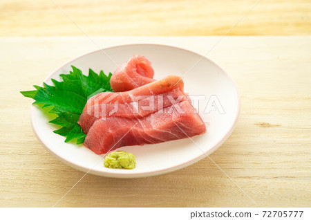 Bigeye brown sashimi 72705777