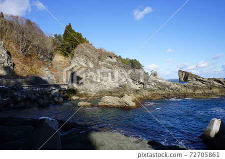 松島冬季的重石巖泉海岸 72705861