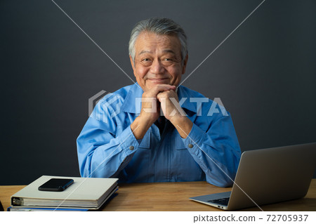 企業形象穿著工作服的男人微笑 72705937