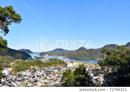 Superb view of a beautiful hot spring town [Kinosaki Onsen_Scenery from Mt. Daishi] 72706311