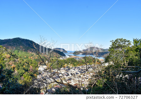 Superb view of a beautiful hot spring town [Kinosaki Onsen_Scenery from Mt. Daishi] 72706327