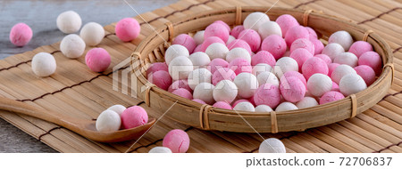 Yuen winter solstice yuan evening yuan evening red crimson white powder color Tang yuan yuanxiao Yuen winter solstice yuan evening yuan evening red crimson white powder color Tang yuan yuanxiao 72706837