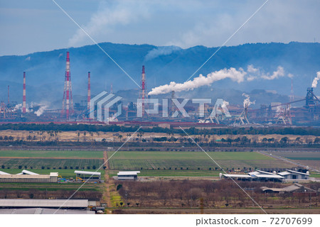 開墾土地和工業區的景觀（岡山縣Ka岡市） 72707699