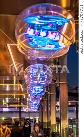 日本東京城市景觀：在澀谷站西口出現的空中走廊和未來派的“ 3D空中標牌” 72707711