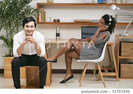 Business people in modern office 72707846