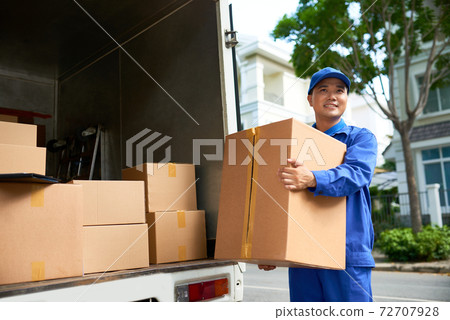 Courier with cardboard box 72707928