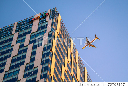 冬末從澀谷看日本飛機的東京城市景觀（澀谷流在左邊，飛機在日落時也變成橙色...） 72708127