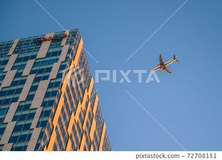 Tokyo cityscape of Japan Aircraft seen from Shibuya at the winter solstice (Shibuya stream on the left and the aircraft also turn orange in the sunset ...) Tokyo cityscape of Japan Aircraft seen from Shibuya at the winter solstice (Shibuya stream on the left and the aircraft also turn orange in the sunset ...) 72708151