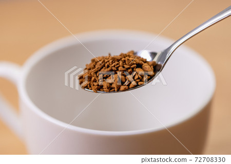 Instant coffee / white cup / spoon Instant coffee / white cup / spoon 72708330