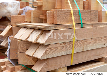 木材放置在新的獨立式住宅的施工現場 72709689