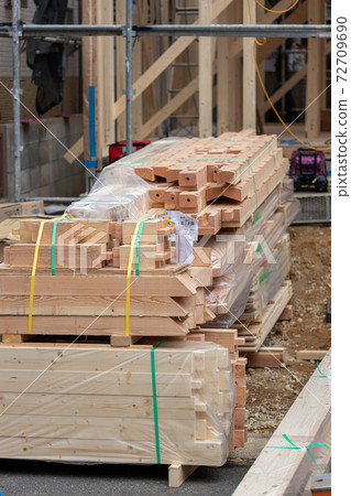 木材放置在新的獨立式住宅的施工現場 72709690