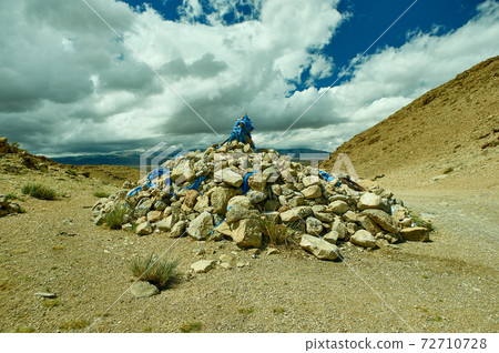 Mongolian Ovoo Pass in the mainstream Zavkhan Rive 72710728