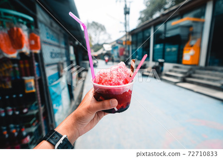Shaved ice in a cup during the day 72710833