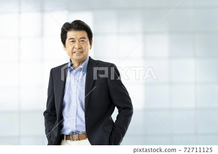 Portrait of a man in his early 60s 72711125