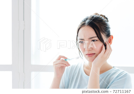 Young woman feeling pain in her teeth 72711167
