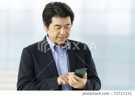 操作智能手機的老人 72711231