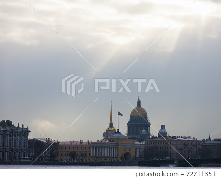 Rays of the winter sun over the Neva embankment. Rays of the winter sun over the Neva embankment. 72711351