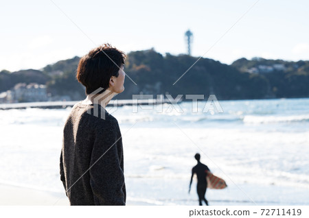A man looking at the sea of Enoshima A man looking at the sea of Enoshima 72711419