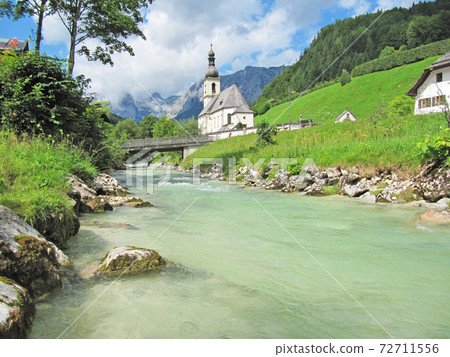 白色教堂和拉姆紹，貝希特斯花園，巴伐利亞，德國的流 72711556