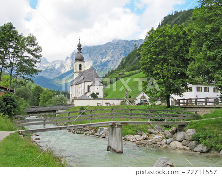 白色教堂和拉姆紹，貝希特斯花園，巴伐利亞，德國的流 72711557