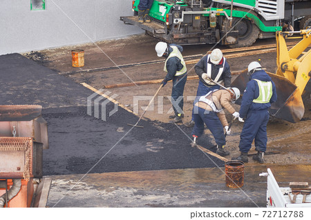 Work to lay asphalt 72712788