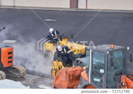 Work to compact asphalt with a vibrating roller Work to compact asphalt with a vibrating roller 72712790