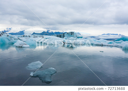 Icebergs on water, Jokulsarlon glacial lake, Iceland 72713688