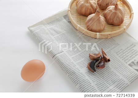 早餐的健康食品 黑蒜 雞蛋和英語報紙 照片素材 圖片 圖庫
