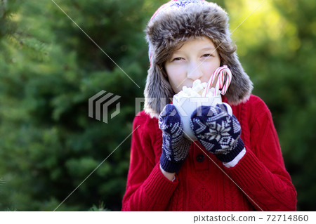 kid at christmas time 72714860