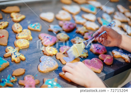 Decorating gingerbread. Christmas time at home 72715204