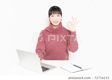 一個女人在使用筆記本電腦時做一個好的手勢 一個女人在使用筆記本電腦時做一個好的手勢 72716233