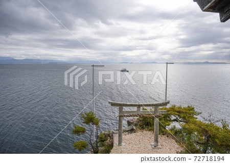從竹富島神社龍宮看宮崎鳥居和琵琶湖的景色 從竹富島神社龍宮看宮崎鳥居和琵琶湖的景色 72718194